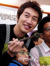 组图：韩星李光洙参加公益活动做爱心便当