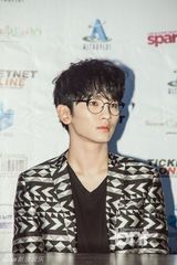 组图：EXO学院风亮相马尼拉记者会 SHINee时尚
