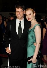 组图：安妮斯顿助阵导演工会奖 黑裙携男友秀恩爱