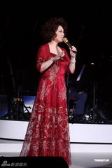 组图：蔡琴一身圣诞红台北开唱 与歌迷过平安夜