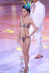 组图：港姐总决选  众佳丽性感泳装亮相