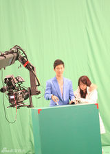 高清图：时尚芭莎助阵北京台春晚 黄晓明造型出位 