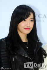 组图：f(x)签名会 Sulli清新Amber露手腕纹身