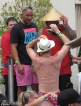 组图：哈里王子再搞泳池派对 泳装美女如云