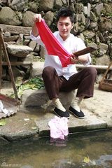 组图：张翰魏晨朱梓骁农夫装扮录制《给力星期天》