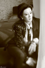 组图：演员周显欣秋日冶艳朋克风写真