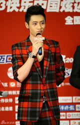 组图：快乐男声启动 谢霆锋当评委墨镜亮相