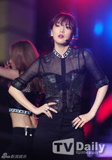 组图：东方神起亮相韩流演唱会 显人气红星气魄