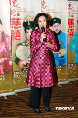 幻灯图：汪明荃罗家英为话剧庆功 亲热合影秀恩爱