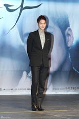 高清组图：宋慧乔透视装宣传新剧 赵仁成帅气