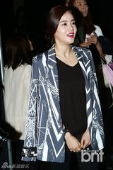 组图：李钟硕亮相时装周 f(x)Amber中性风帅气