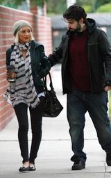 幻灯图集：克里斯蒂娜-阿奎莱拉挽手丈夫亲密逛洛城