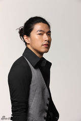 组图：李威新写真曝光 清朗俊逸似白马王子