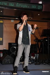 组图：张智成与歌迷过成日 现场获赠粉色情趣内衣