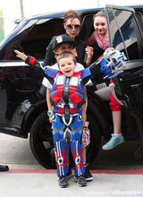 幻灯图：贝克汉姆儿子5岁生日派对 小家伙变奥特曼