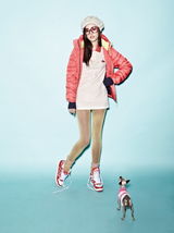 组图：韩星赵允熙携爱犬拍写真 靓丽色彩添浪漫