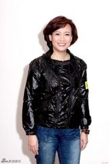 组图：《翻叮一族》宣传 陈键锋跪地向商天娥献花