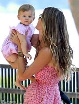 组图：邦臣粉色亲子装显性感 爱女气场不输妈妈