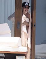 组图：Pink大腿粗壮 穿一字比基尼做鬼脸吓同伴