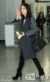 组图：韩星李宝英灰黑搭亮相机场飞赴釜山