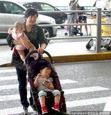 组图：蔡少芬携双女返港 行李超重逼疯辣妈