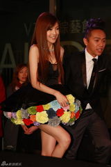 组图：叶熙祺出席颁奖礼低胸小礼服大秀事业线