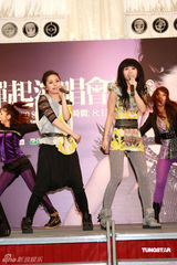 幻灯图：TWINS记者会上对饮 宣布下月开演唱会