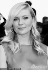 组图：邓斯特戛纳走秀紫红裙装简约亲切