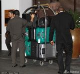 组图：西蒙带儿子坐私人飞机回家 行李堆积如山