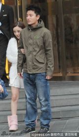 组图：李小璐穿短裙获贴心照顾 甜蜜依偎贾乃亮