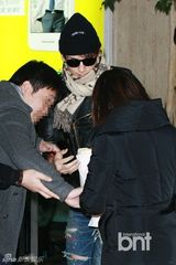 组图：RAIN帅气现身机场 杀出疯狂粉丝被踩脚