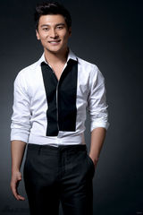 组图：《第五空间》央八热播 贺刚展百变王子面