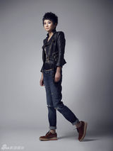 组图：孔琳干练写真皮衣牛仔率性搭配