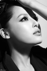 组图：辛芷蕾黑白写真 角色丰满个性留白