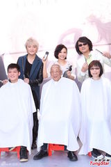 组图：飞儿乐团做公益 台上剪发挑战刀工