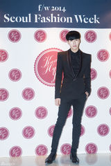 独家：俊男美女亮相首尔时装周 鲁敏宇炫长腿