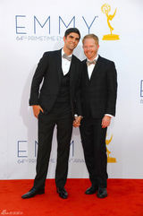 组图：《摩登家庭》男星杰西-泰勒-弗格森携男友秀默契