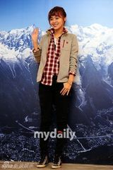 组图：韩星崔允英李基宇等出席户外品牌开业式