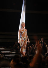 高清组图：Pink宽衣倒吊耍特技惊艳演出轰动全场