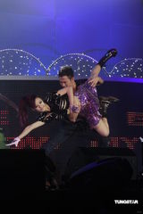 组图：江若琳个唱换多款性感装 与男伴贴身热舞