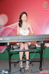 组图：准华姐陈凯琳献歌赠母亲 参赛佳丽露底裤