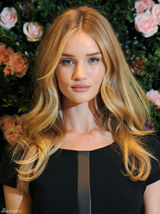 组图：罗茜-汉丁顿-惠特莉黑裙亮相妩媚