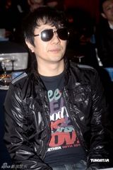 幻灯图：高晓松力证婚姻无恙 音乐活动大秀婚戒