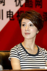 幻灯图：金巧巧投身扶贫公益 低调装扮现身险些迷路