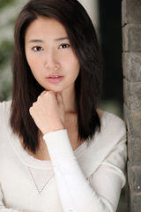 高清图：吕夏白衣忧郁动情 《生命》播后人气再升