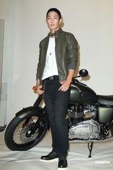 组图：吴建豪和女友感情稳定 与安心亚首合作广告