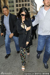 组图：赛琳娜与宅男粉丝大方合照显亲和