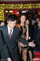 组图：92岁赌王坐轮椅赴寿宴 仅停留一小时