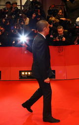 组图：柏林开幕 梁朝伟粉丝爆棚小李女友性感