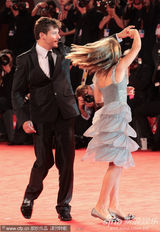 组图：非竞赛片《伊娃》首映 女演员与导演共舞